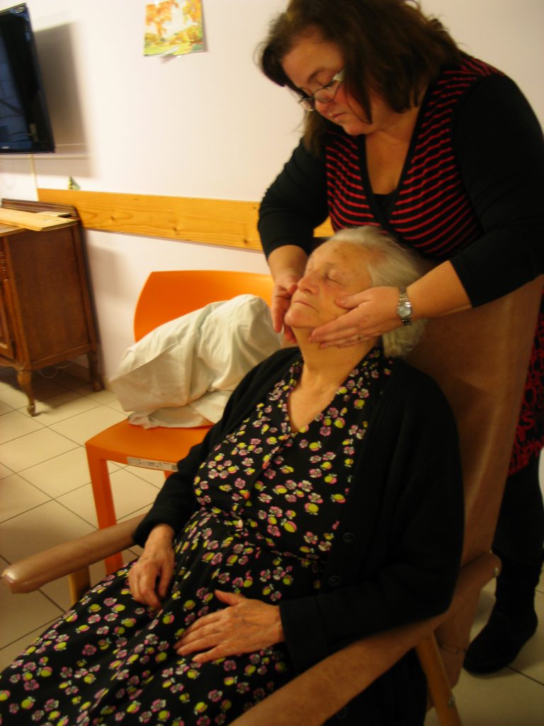 Formation de 12 heures pour apprendre à masser les personnes alitées, au fauteuil et en chaise roulante.